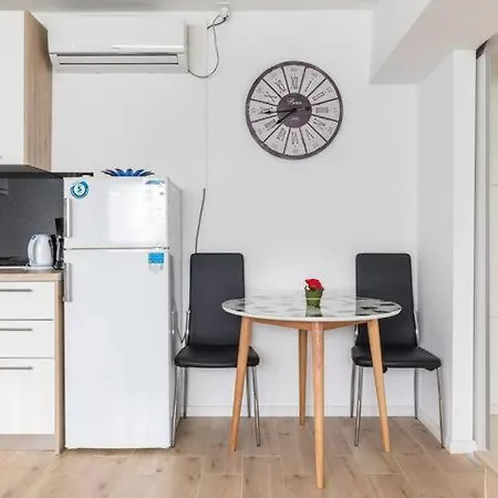 Naomi Apartment Split